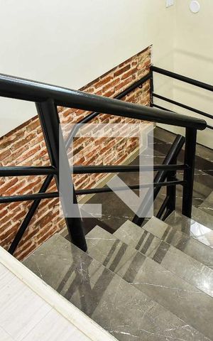 Casa à venda com 240m², 3 quartos e 3 vagas Casa à venda com 240m², 3 quartos e 3 vagasEscada