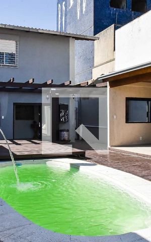 Casa à venda com 240m², 3 quartos e 3 vagas Casa à venda com 240m², 3 quartos e 3 vagasPiscina