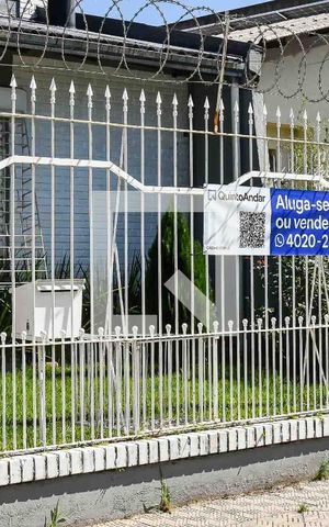 Casa à venda com 240m², 3 quartos e 3 vagas Casa à venda com 240m², 3 quartos e 3 vagasPlaquinha instalada na fachada
