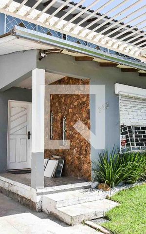 Casa à venda com 240m², 3 quartos e 3 vagas Casa à venda com 240m², 3 quartos e 3 vagasFachada
