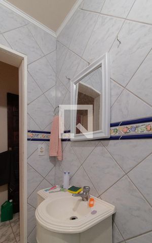 Casa à venda com 250m², 4 quartos e 3 vagas Casa à venda com 250m², 4 quartos e 3 vagasBanheiro Corredor 2