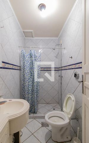 Casa à venda com 250m², 4 quartos e 3 vagas Casa à venda com 250m², 4 quartos e 3 vagasBanheiro Corredor 2