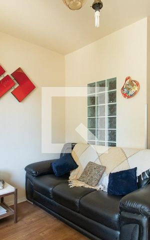 Casa à venda com 250m², 4 quartos e 3 vagas Casa à venda com 250m², 4 quartos e 3 vagasSala