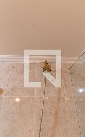 Apartamento à venda com 220m², 4 quartos e 3 vagas Apartamento à venda com 220m², 4 quartos e 3 vagasBanheiro da Suíte 1