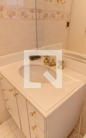 Apartamento à venda com 220m², 4 quartos e 3 vagas Apartamento à venda com 220m², 4 quartos e 3 vagasBanheiro da Suíte 2