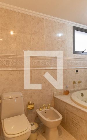 Apartamento à venda com 220m², 4 quartos e 3 vagas Apartamento à venda com 220m², 4 quartos e 3 vagasBanheiro da Suíte 1