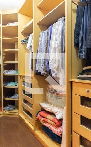 Apartamento à venda com 220m², 4 quartos e 3 vagas Apartamento à venda com 220m², 4 quartos e 3 vagasCloset da Suíte 1