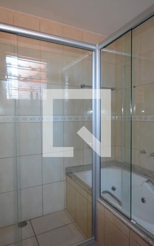 Casa de condomínio à venda com 300m², 5 quartos e 5 vagasBanheiro da suite 2