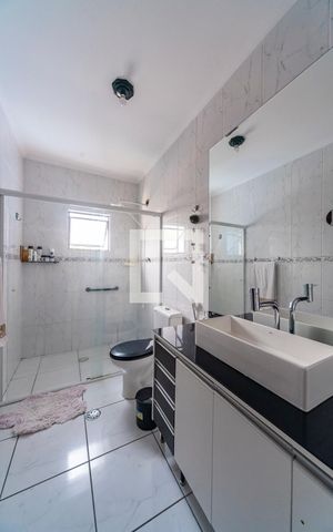 Casa à venda com 217m², 3 quartos e 5 vagas Casa à venda com 217m², 3 quartos e 5 vagasBanheiro Social