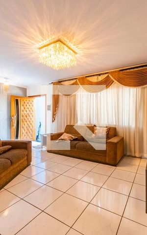 Casa à venda com 217m², 3 quartos e 5 vagas Casa à venda com 217m², 3 quartos e 5 vagasSala