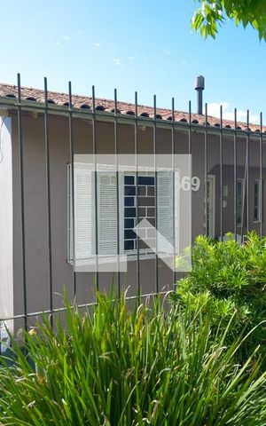 Casa à venda com 180m², 4 quartos e 4 vagas Casa à venda com 180m², 4 quartos e 4 vagasFachada