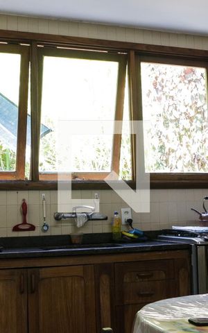 Casa à venda com 489m², 6 quartos e 4 vagas Casa à venda com 489m², 6 quartos e 4 vagasCozinha - Armários
