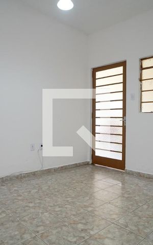 Casa para alugar com 70m², 2 quartos e 2 vagasSala