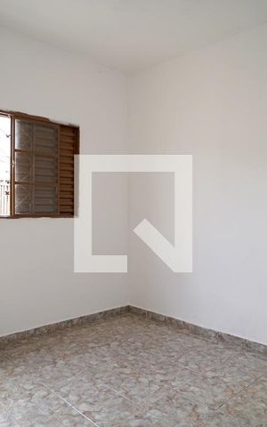 Casa para alugar com 70m², 2 quartos e 2 vagasQuarto 1