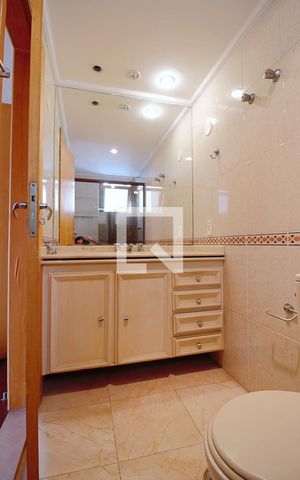 Apartamento à venda com 120m², 2 quartos e 3 vagas Apartamento à venda com 120m², 2 quartos e 3 vagasBanheiro da Suíte 1