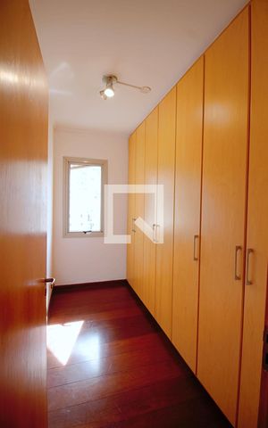 Apartamento à venda com 120m², 2 quartos e 3 vagas Apartamento à venda com 120m², 2 quartos e 3 vagasCloset