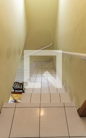 Casa à venda com 253m², 3 quartos e 2 vagas Casa à venda com 253m², 3 quartos e 2 vagasEscada