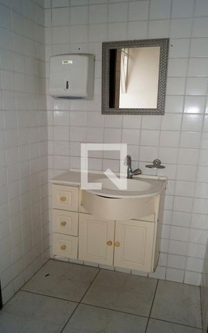 Casa para alugar com 810m², 12 quartos e 4 vagasBanheiro social 