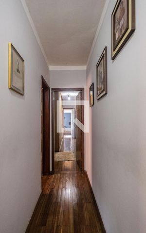 Casa à venda com 300m², 4 quartos e 2 vagas Casa à venda com 300m², 4 quartos e 2 vagasCorredor