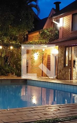 Casa à venda com 700m², 8 quartos e 6 vagas Casa à venda com 700m², 8 quartos e 6 vagasÁrea comum - Piscina