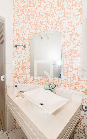 Casa à venda com 360m², 3 quartos e 2 vagas Casa à venda com 360m², 3 quartos e 2 vagasBanheiro da Suíte