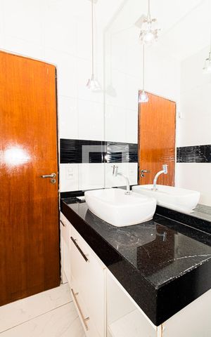 Casa à venda com 360m², 3 quartos e 2 vagas Casa à venda com 360m², 3 quartos e 2 vagasLavabo