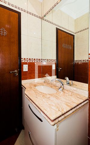 Casa à venda com 360m², 3 quartos e 2 vagas Casa à venda com 360m², 3 quartos e 2 vagasBanheiro