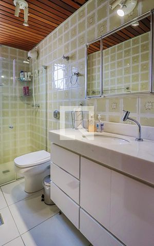 Apartamento à venda com 380m², 4 quartos e 3 vagasBanheiro do Corredor
