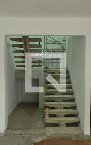 Casa à venda com 454m², 5 quartos e 2 vagasEscada - Casa 2 