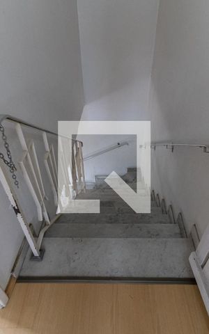 Casa à venda com 180m², 5 quartos e 2 vagas Casa à venda com 180m², 5 quartos e 2 vagasEscada