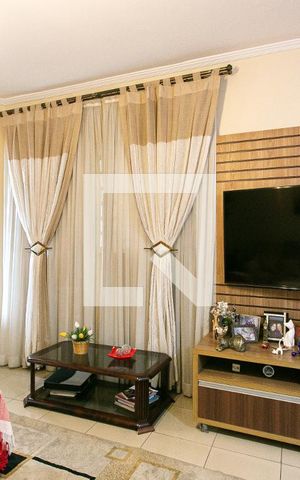 Casa à venda com 211m², 3 quartos e 2 vagas Casa à venda com 211m², 3 quartos e 2 vagasSala