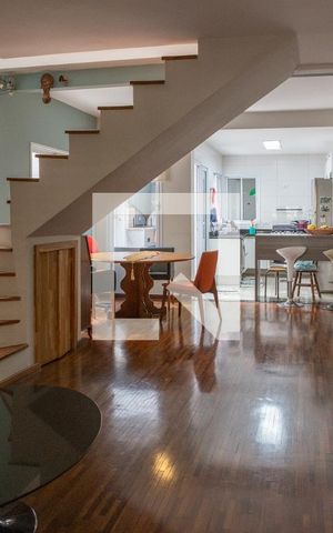 Casa à venda com 240m², 3 quartos e 2 vagas Casa à venda com 240m², 3 quartos e 2 vagasSala