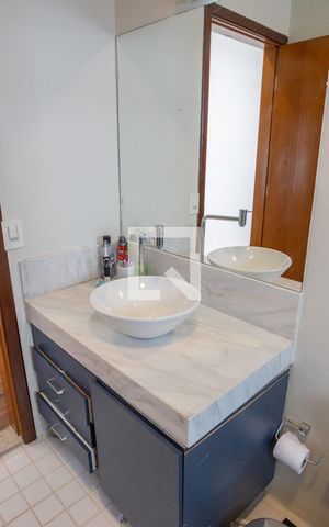 Casa à venda com 240m², 3 quartos e 2 vagas Casa à venda com 240m², 3 quartos e 2 vagasBanheiro Social