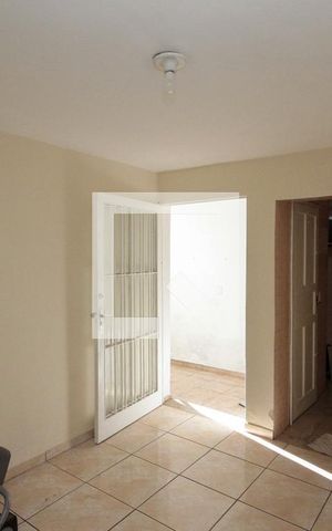 Casa para alugar com 70m², 2 quartos e sem vaga Casa para alugar com 70m², 2 quartos e sem vagaSala