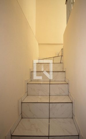 Casa para alugar com 70m², 2 quartos e sem vaga Casa para alugar com 70m², 2 quartos e sem vagaescada