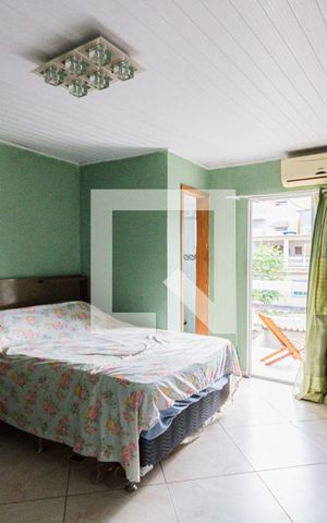 Casa de condomínio à venda com 400m², 3 quartos e 3 vagas Casa de condomínio à venda com 400m², 3 quartos e 3 vagasSuíte 2
