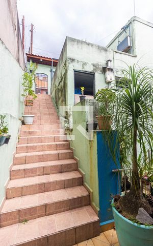 Casa à venda com 250m², 2 quartos e 3 vagas Casa à venda com 250m², 2 quartos e 3 vagasEscada