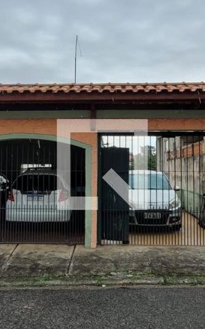 Casa à venda com 250m², 2 quartos e 3 vagas Casa à venda com 250m², 2 quartos e 3 vagasFachada