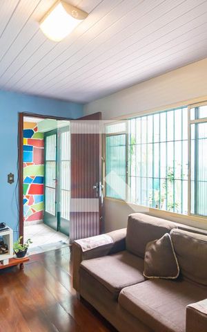 Casa à venda com 250m², 2 quartos e 3 vagas Casa à venda com 250m², 2 quartos e 3 vagasSala