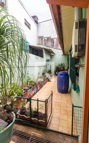 Casa à venda com 250m², 2 quartos e 3 vagas Casa à venda com 250m², 2 quartos e 3 vagasCorredor