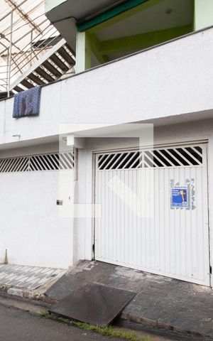 Casa para alugar com 70m², 2 quartos e 1 vaga Casa para alugar com 70m², 2 quartos e 1 vagaFachada