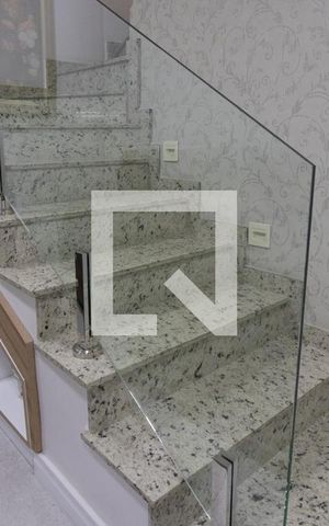Casa à venda com 189m², 3 quartos e 2 vagas Casa à venda com 189m², 3 quartos e 2 vagasEscada
