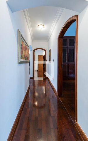 Casa à venda com 240m², 3 quartos e 5 vagas Casa à venda com 240m², 3 quartos e 5 vagasCorredor