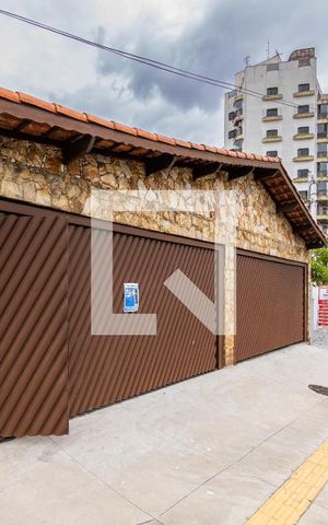 Casa à venda com 240m², 3 quartos e 5 vagas Casa à venda com 240m², 3 quartos e 5 vagasFachada