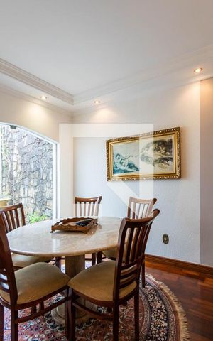 Casa à venda com 240m², 3 quartos e 5 vagas Casa à venda com 240m², 3 quartos e 5 vagasSala