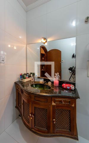 Casa à venda com 240m², 3 quartos e 5 vagas Casa à venda com 240m², 3 quartos e 5 vagasBanheiro