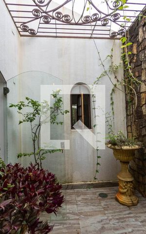 Casa à venda com 240m², 3 quartos e 5 vagas Casa à venda com 240m², 3 quartos e 5 vagasVaranda