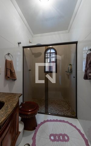Casa à venda com 240m², 3 quartos e 5 vagas Casa à venda com 240m², 3 quartos e 5 vagasBanheiro social