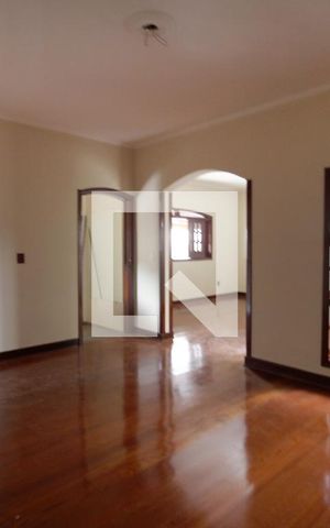 Casa para alugar com 110m², 3 quartos e 2 vagasSala