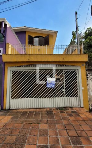 Casa à venda com 150m², 3 quartos e 2 vagas Casa à venda com 150m², 3 quartos e 2 vagasFachada